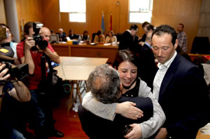 La secretaria de Política Municipal del Partido Socialista asturiano, Adriana Lastra, celebró el resultado con sus compañeros de formación tras hacerse públicos los datos del escrutinio.