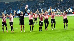 Los jugadores del Athletic saludan a su afición tras derrotar al Schalke 04.