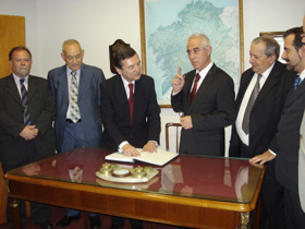 El director general de Migraciones junto a directivos del Centro Galicia de Buenos Aires.