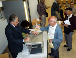 Un emigrante depositando su voto en el Consulado de París.