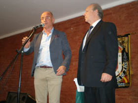 Intervención del secretario xeral en el aniversario de Hijos de Zas junto a su presidente, Ángel Pereira.