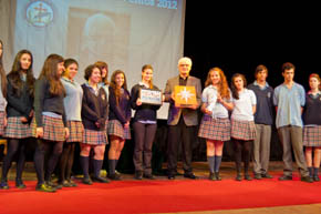 Los alumnos del Instituto Santiago Apóstol le entregaron la distinción a Víctor F. Freixanes.