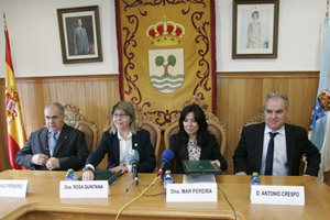 Rosa Quintana y Mar Pereira durante la firma del convenio, en Tordoia.