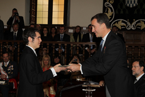 El nieto de Nicolás Parra recibe el premio de manos del Príncipe.