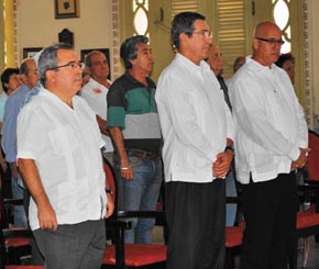 El embajador Manuel Cacho, en el centro, y a su izquierda el presidente de la FSGC, Sergio Toledo.