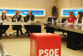 Carmela Silva con los responsables de Emigración del PSOE en las diferentes autonomías.