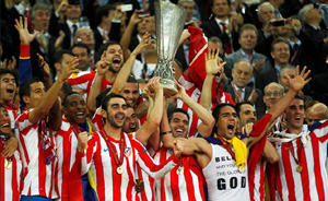 Los jugadores del Atlético de Madrid levantan la copa de campeones de la Liga Europa.