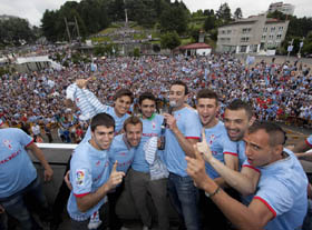 Los jugadores del Celta celebrando el ascenso con la afición en la Plaza del Rey de Vigo.