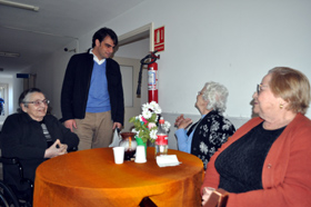 Diego Calvo dialogo con algunas internas del Hogar Español de Montevideo.