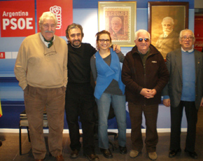 López y Suárez (2º y 3º izda.), junto a otros directivos del PSOE en Buenos Aires.
