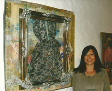 Rudesinda Arias junto a una de sus obras.