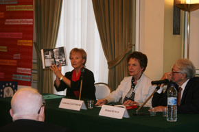 Evelyn Mesquida, Catherine Lalumiere y Roland Dumas durante la presentación.