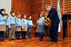 El capitán Sergio Dorrego les entregó a los alumnos un diploma conmemorativo del acto.