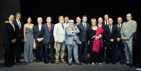 Nuñez Feijóo y Julio Fernández con los galardonados este año.