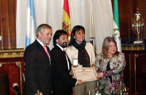 En el centro de la foto, David Morales con la distinción recibida.