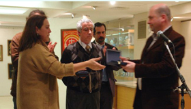María Cordeiro recibe la medalla diseñada por el Centro para entregarle a su padre.