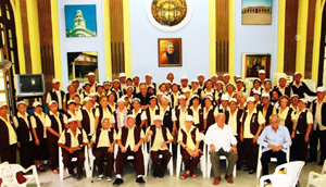 Junto a integrantes del Grupo Renacer, Carmelo González y Cándido Padrón durante su última visita a Cuba .