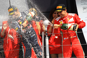Fernando Alonso y Mark Weber en el podio del Gran Premio de Gran Bretaña.