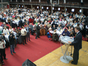 Cerca de mil personas acompañaron al presidente de la Xunta en el almuerzo celebrado por el Mes de Galicia.