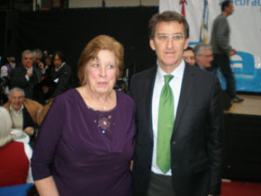 Núñez Feijóo junto a la presidenta del Centro Gallego, Marta Donsión.
