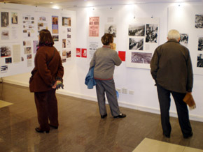 El público que asistió a la inauguración mostró mucho interés por los materiales exhibidos.