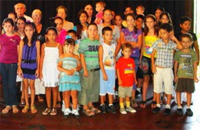 Niños participantes en la fiesta por el fin del curso junto a directivos de ‘El Franco’.