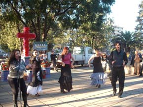 La Morita y el grupo Alhambra Ciller actuando en la Plaza Rivadavia.