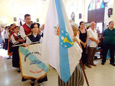 Llegada de la bandera de Galicia a la iglesia.