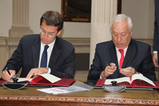 Alberto Núñez Feijóo y José Manuel García-Margallo firmaron el convenio.
