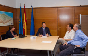 De izquierda a derecha, Begoña Serrano, Guillermo Martínez, Joaquín Hernández (presidente del Centro Asturiano de Berna) y Cipriano Álvarez, miembro de la directiva.
