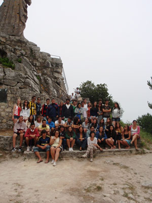 Los 41 jóvenes, con María José Bravo en su visita a la localidad de Baiona.