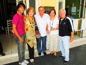 A la entrada del Centro Andaluz de La Habana, Blanca Mª Fernández, Edel Morales (centro), Aurora Pita y Henry Jorrín.