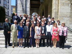 El coro Voces de Santander en la escalinata de la Iglesia con la consejera Leticia Díaz (3ª por izq. en 1ª fila) y la directiva.