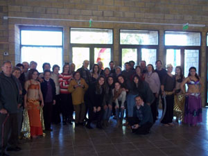 Foto de familia de la Mesa Coordinadora con el Grupo Marzuq de bailes árabes, perteneciente a la casa anfitriona.