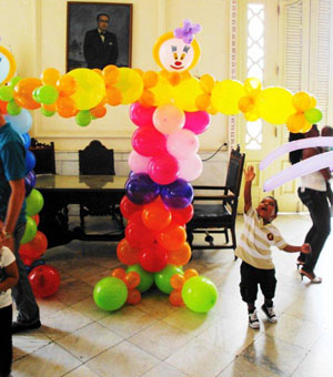 Los más pequeños asociados de estas entidades fueron recibidos a su arribo a la instalación, bellamente decorada con globos, por personajes emblemáticos de la literatura infantil
