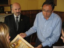 El alcalde de Palencia, Alfonso Polanco, recibe el diploma acreditativo.