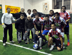 El Central Español posa en exclusiva tras salir campeón en el Torneo de Fútbol 5 Consulado de España en Uruguay.