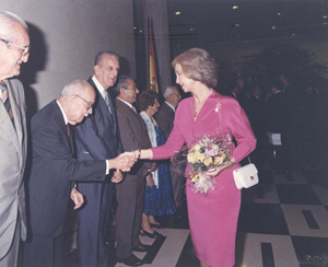 El añorado Jesús Barros saluda a la reina de España, doña Sofía, en una recepción oficial.