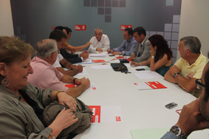 Pachi Vázquez (al fondo), en la reunión con el equipo de Emigración del PSdeG a la que asistieron, entre otros, Pilar Pin, María Xosé Porteiro, Antonio Hernando y Ricardo Cortés.
