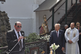 El nuevo presidente, José Mª Pérez, se dirige al público mirado por el actual presidente José Caso Vigil.