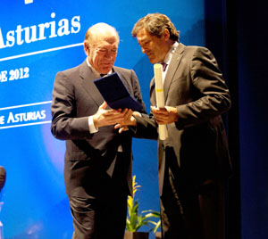 El empresario y emigrante Antonio Suárez recibe la Medalla de Asturias de manos del presidente del Principado, Javier Fernández.