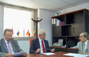 En el centro Aurelio Miras Portugal, director general de Migraciones, junto a Juan Santana, izquierda, durante su encuentro con el presidente de la FES, Francisco González Otero, derecha.