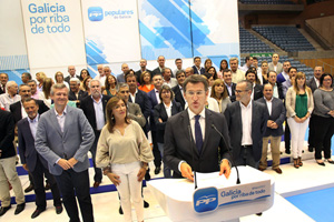 El candidato a la reelección, Alberto Núñez Feijóo, rodeado de los componentes de las listas del PPdeG.