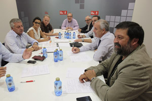 Manuel Vázquez (2º por dcha.), en una reunión con colaboradores.