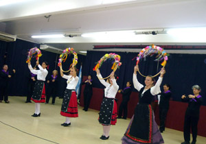 La representación de la Comunidad Castellana de Santa Fe fue una de las más aplaudidas por la concurrencia.
