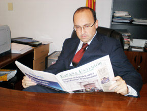 Julio Olmos en su despacho en la Consejería de Empleo y Seguridad Social en Buenos Aires.