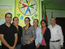 Ángeles Martínez, en el centro, con personal de Asaler.