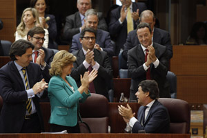 Ignacio González, sentado, recibe los aplausos de la Asamblea tras ser designado presidente de la Comunidad de Madrid.