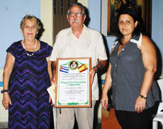 En representación de la familia recibió el Reconocimiento el doctor Manuel Barros.