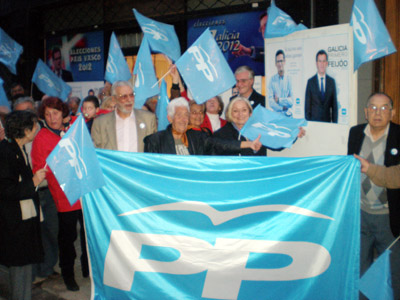 Las banderas con los colores del PP flamearon durante el acto de la pegatina de afiches.